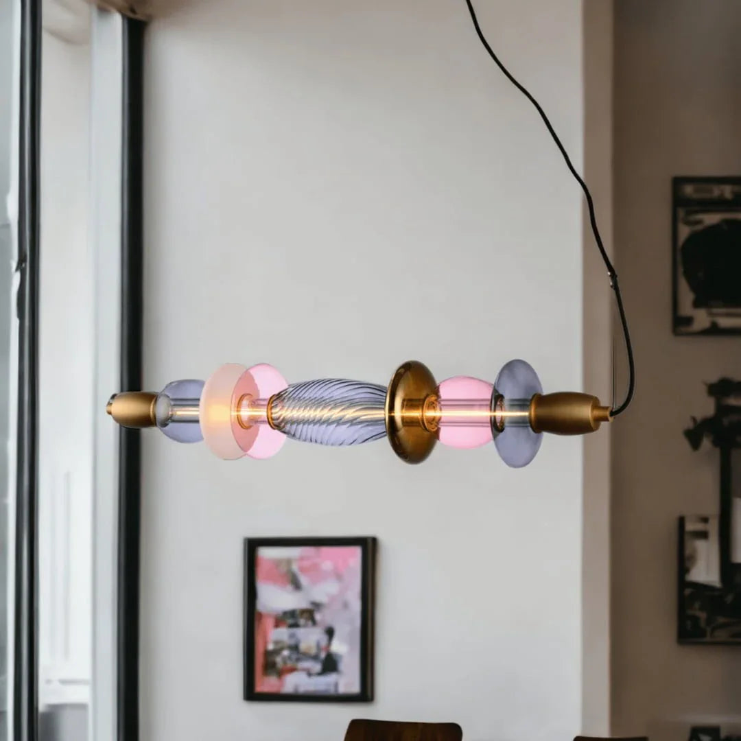 Détail du centre en verre torsadé et des disques roses et bleus de la suspension
