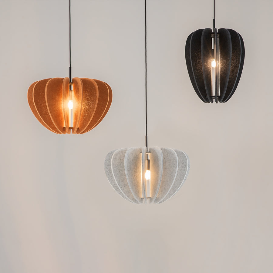 Trois suspensions de coloris différents : blanc, terracotta et noir