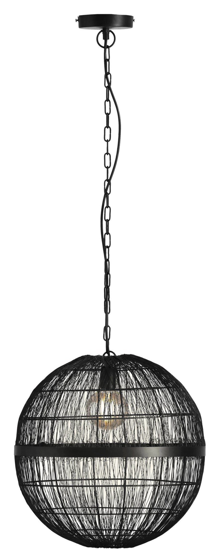 Vue rapprochée de la suspension noire, ampoule visible à travers la sphère ajourée.