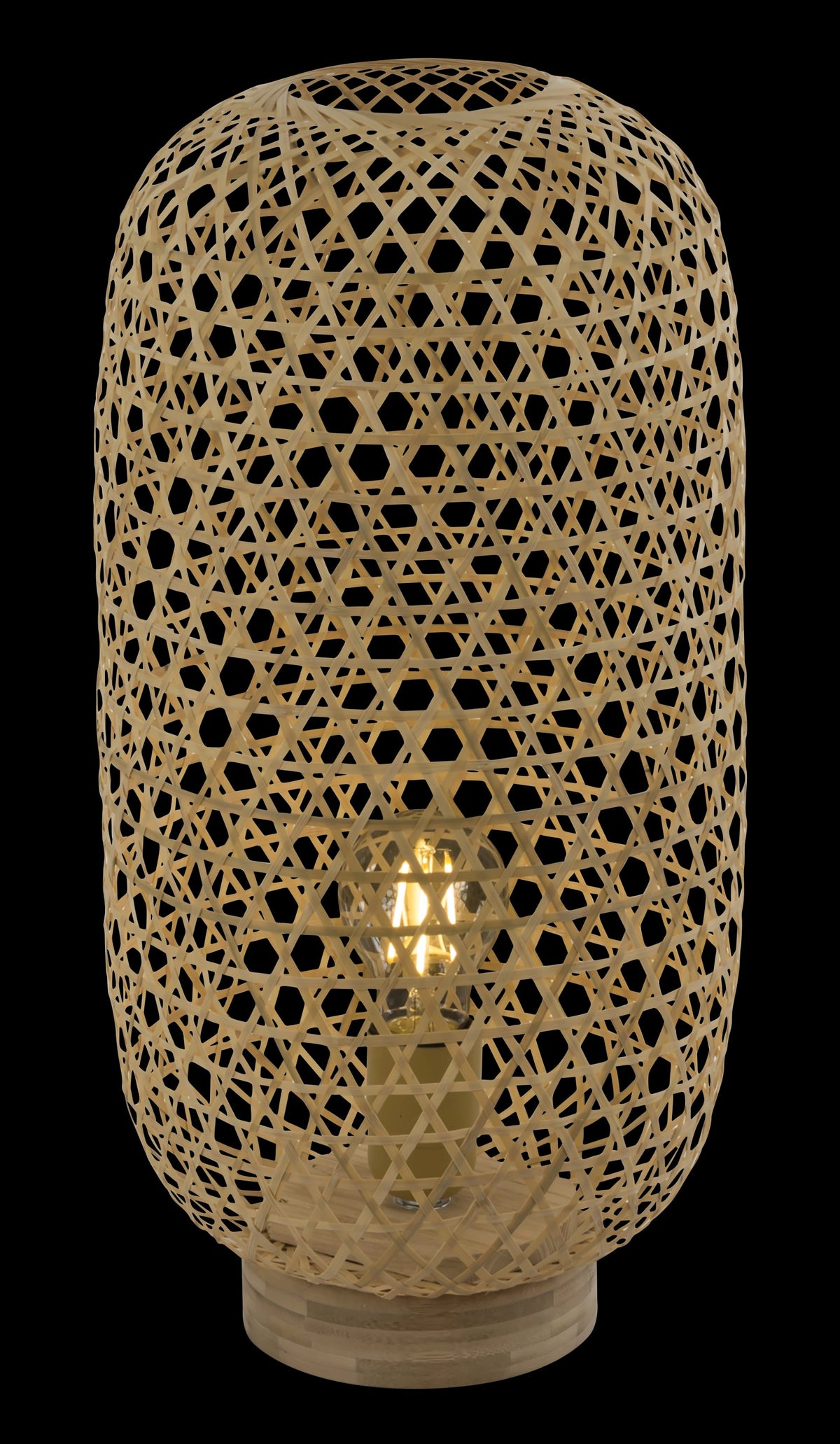 Lampe allumée sur fond noir, lumière chaude filtrant à travers le cannage naturel.