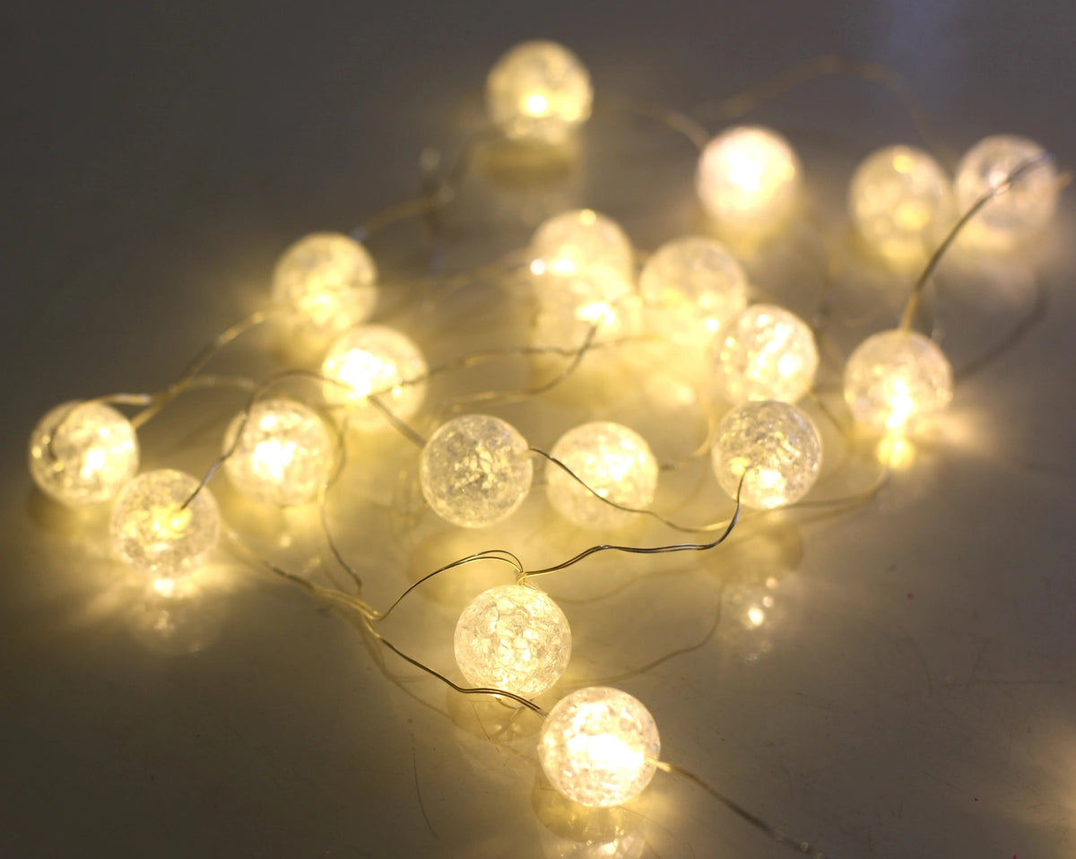 Mise en ambiance nocturne, grappe de boules lumineuses chaudes éclairant une surface sombre