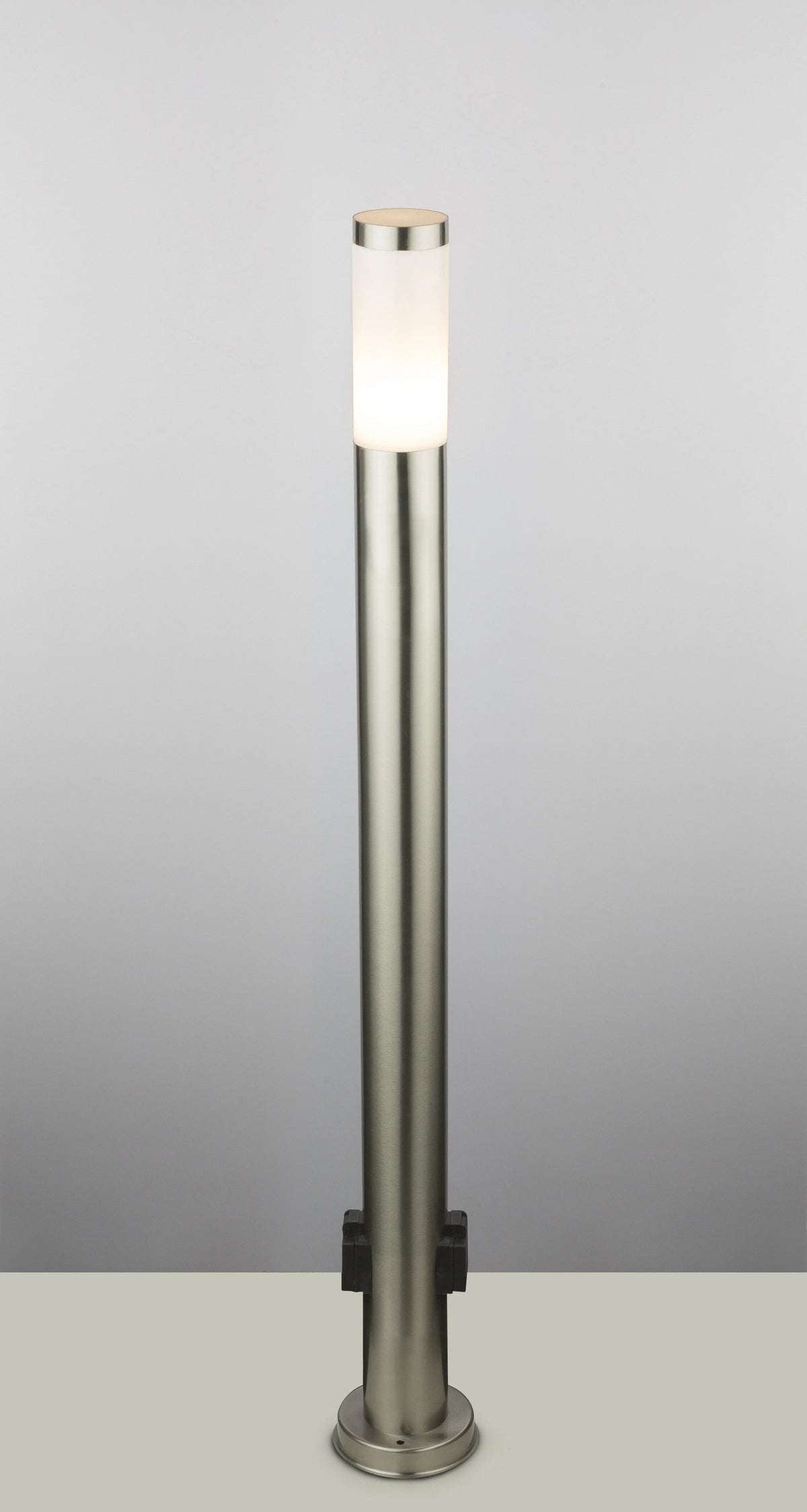 Mise en ambiance nocturne du lampadaire diffusant une lumière chaude sur fond sombre