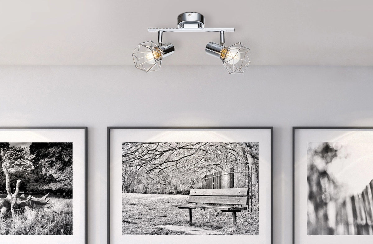 Mise en ambiance du spot chromé au-dessus de cadres photos noir et blanc
