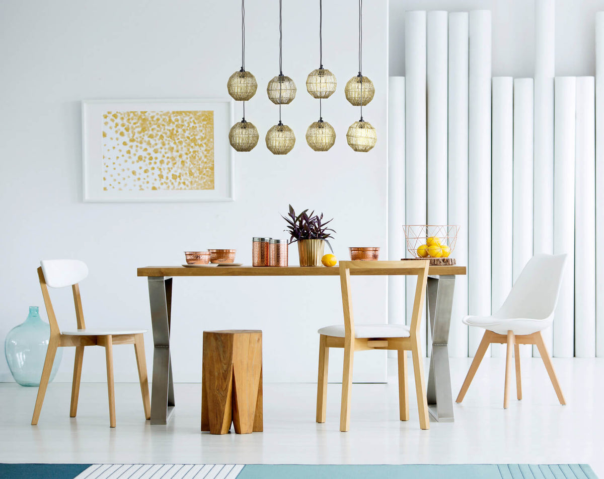 Mise en ambiance au-dessus d'une table en bois dans un intérieur blanc contemporain