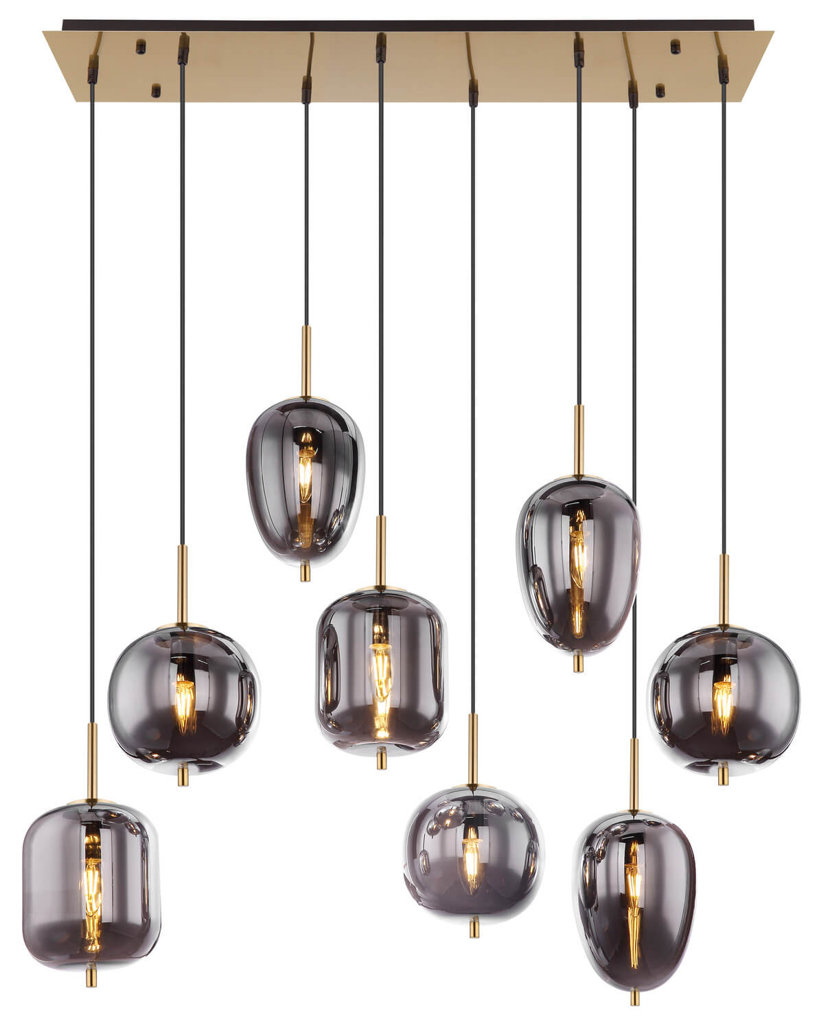 Détail des suspensions en verre fumé avec ampoules filament allumées et finitions dorées
