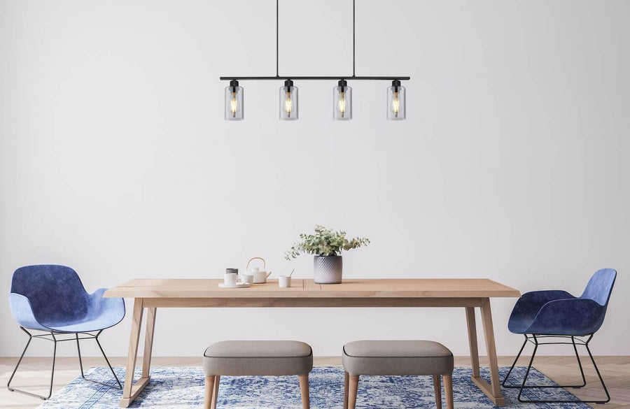 Mise en ambiance de la suspension noire au-dessus d'une table en bois avec chaises bleues.