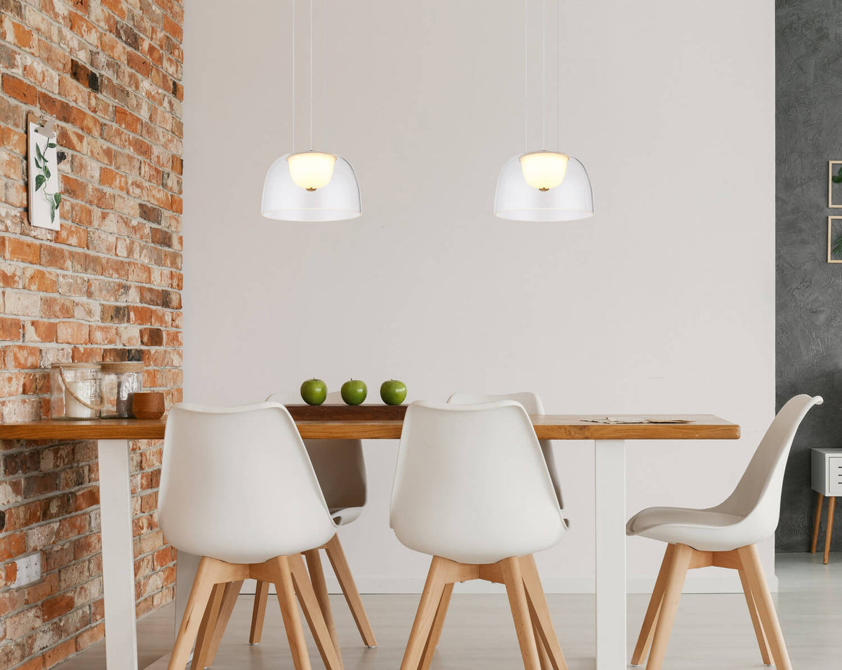Mise en ambiance au-dessus d'une table en bois devant un mur de briques