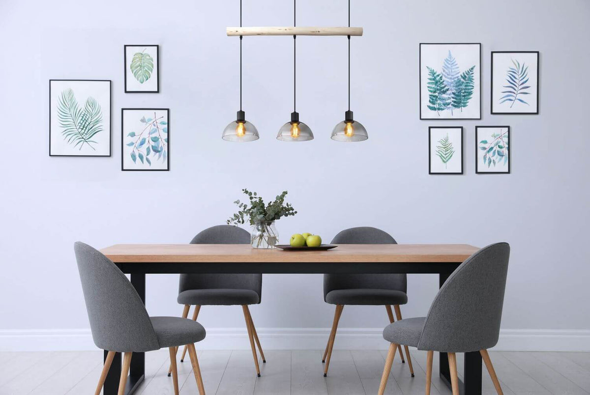 Mise en ambiance au-dessus d'une table à manger dans une pièce claire