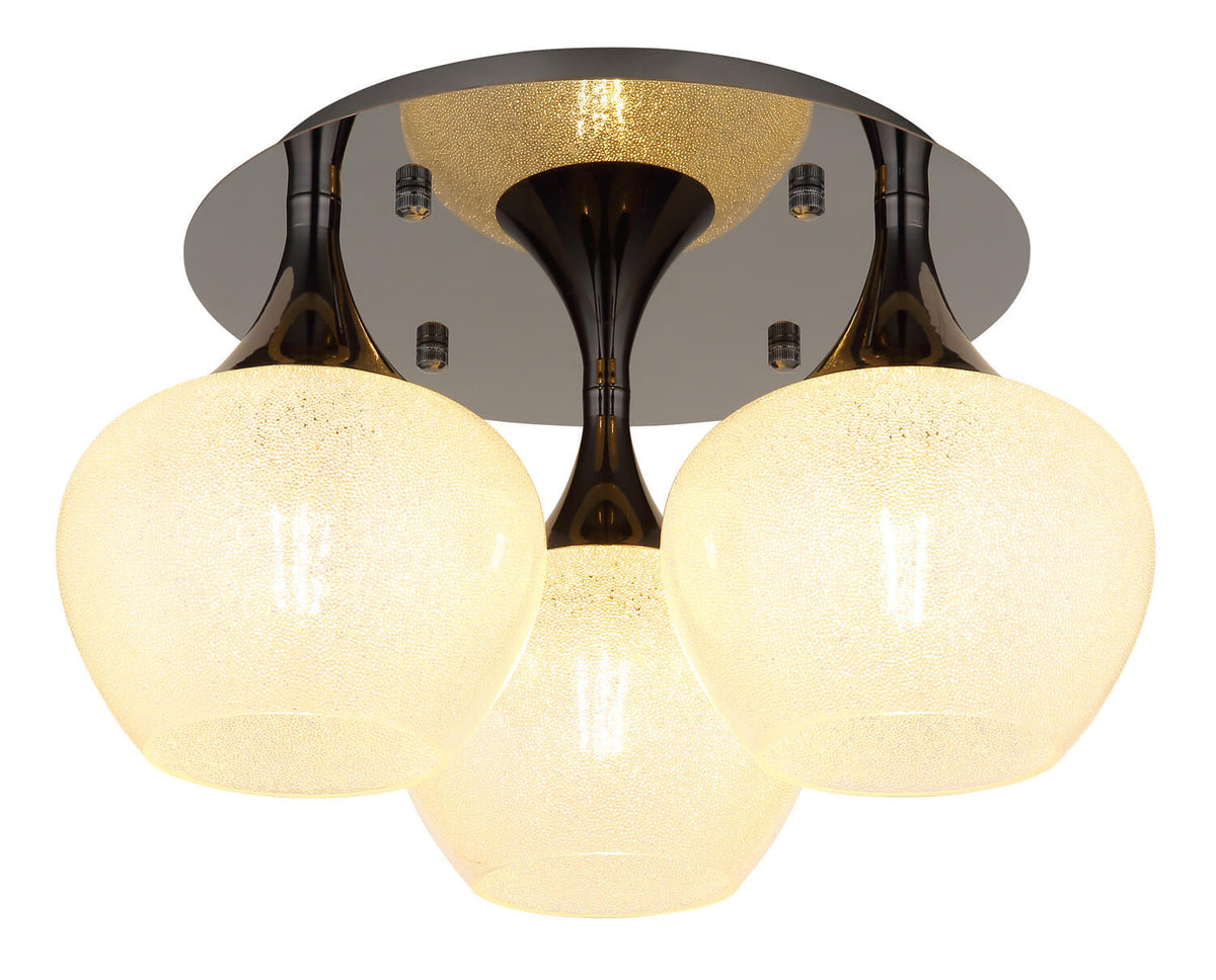 Plafonnier noir et chromé allumé, trois globes en verre moucheté sur fond blanc.