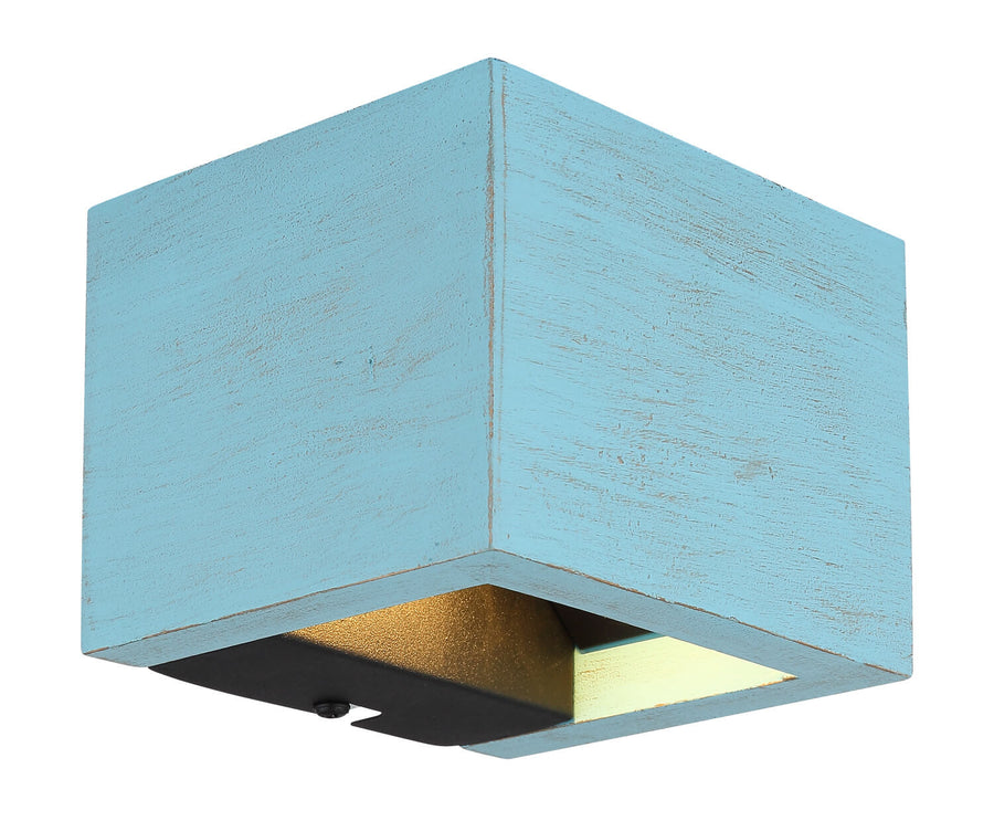 Vue de trois quarts du luminaire cubique bleu patiné, intérieur doré et embase noire