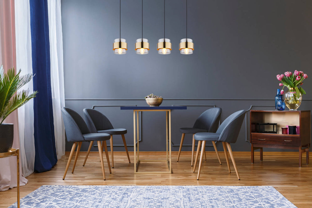 Mise en ambiance au-dessus d'une table de salle à manger bleue et grise