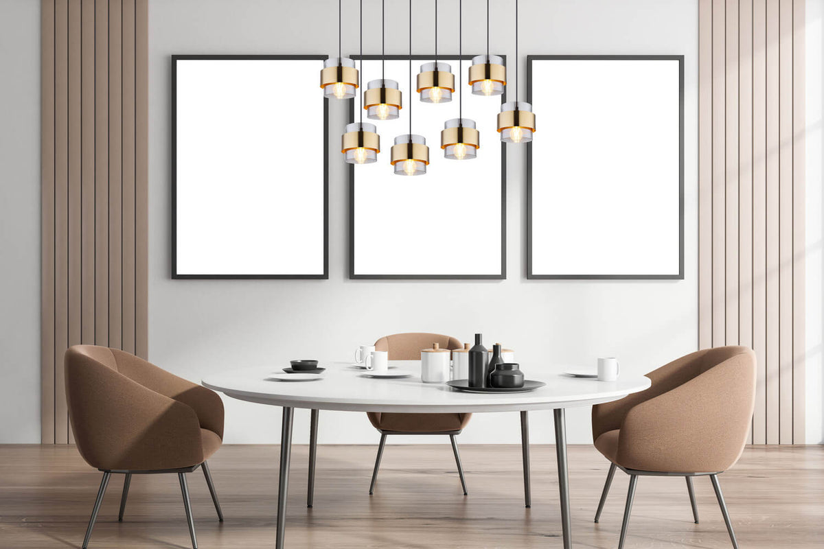 Mise en ambiance du luminaire au-dessus d'une table blanche dans une salle à manger moderne