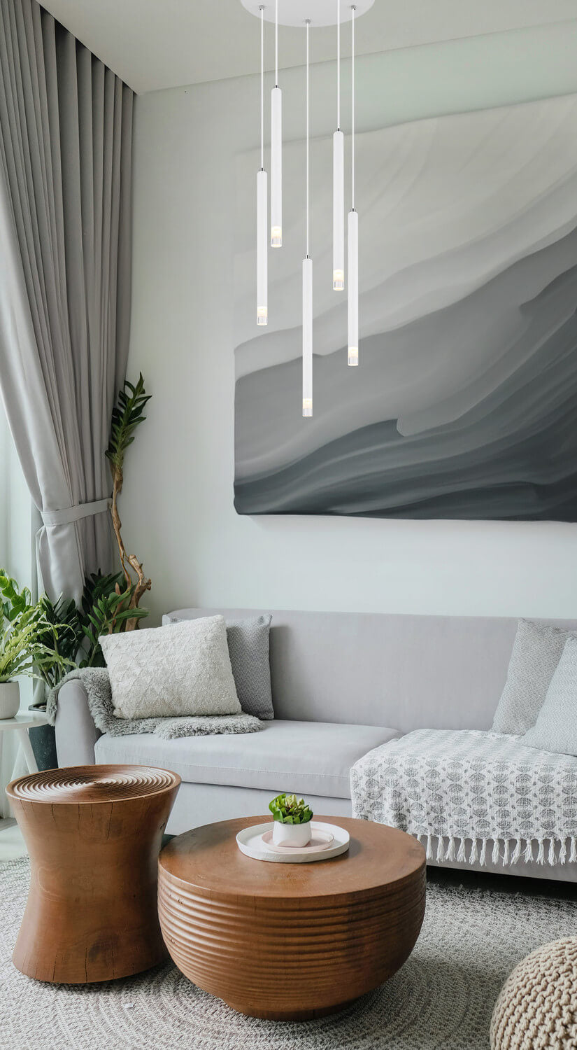 Ambiance du salon gris clair avec le luminaire suspendu au-dessus du canapé