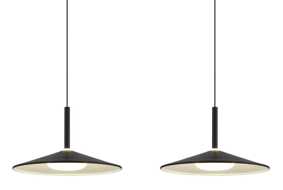 Détail des abat-jours coniques noirs mats avec diffuseur blanc et câble de suspension.