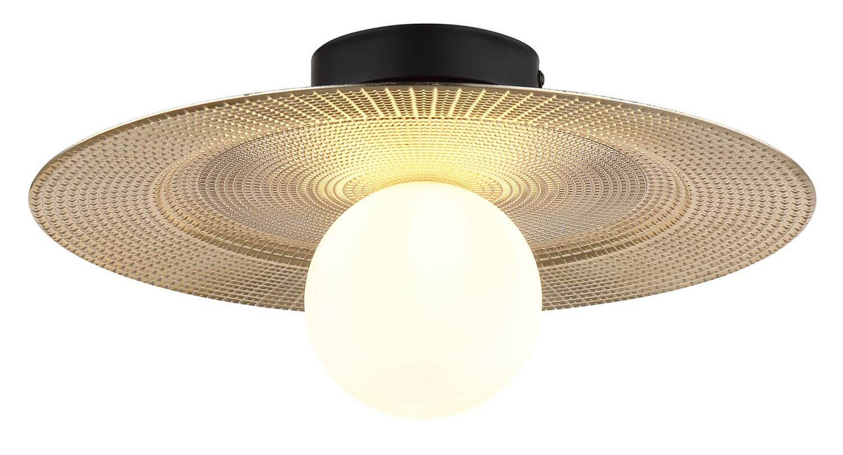 Gros plan du plafonnier allumé, mettant en valeur le diffuseur doré ajouré et sa lumière chaude.