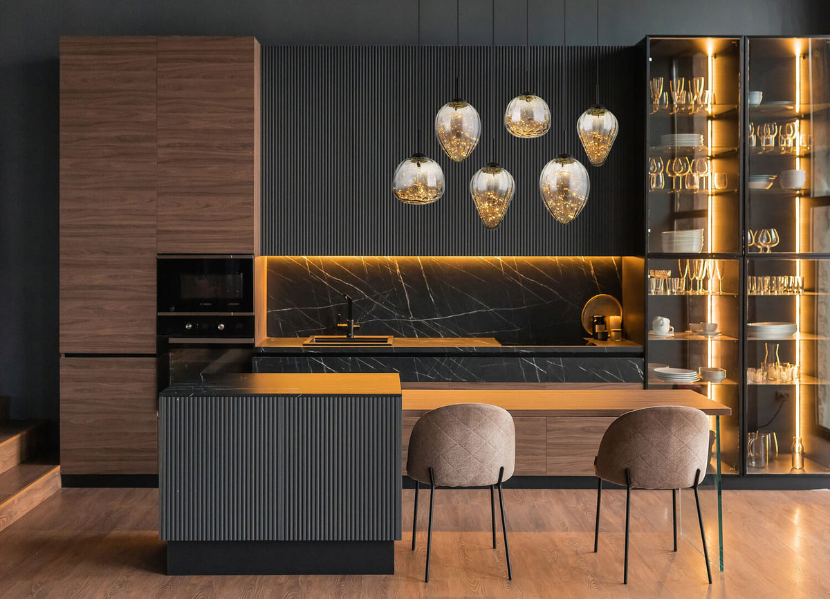Mise en ambiance du luminaire suspendu au-dessus d'un îlot de cuisine contemporain
