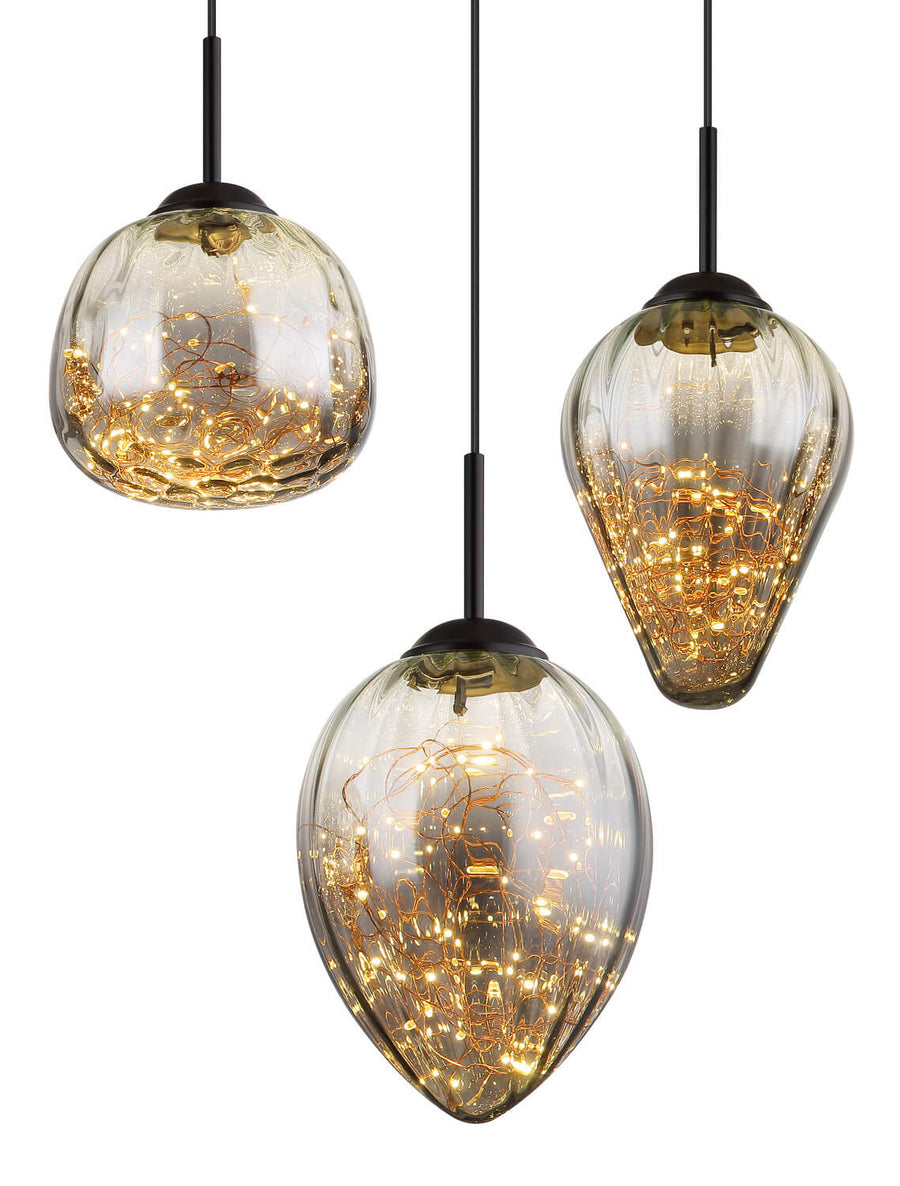 Détail rapproché des globes en verre et des guirlandes de LED dorées
