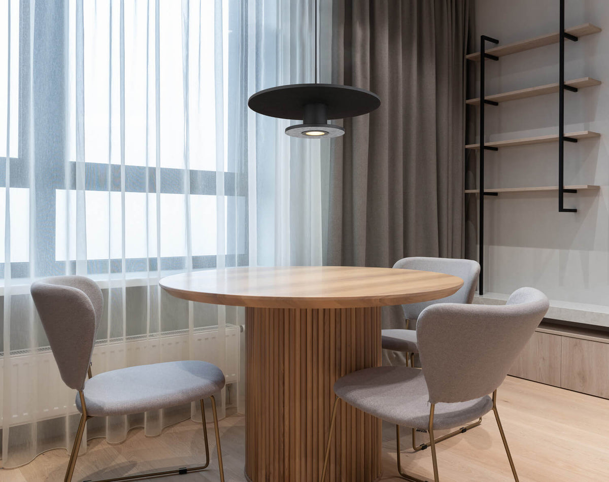 Mise en ambiance au-dessus d'une table ronde en bois dans un intérieur clair