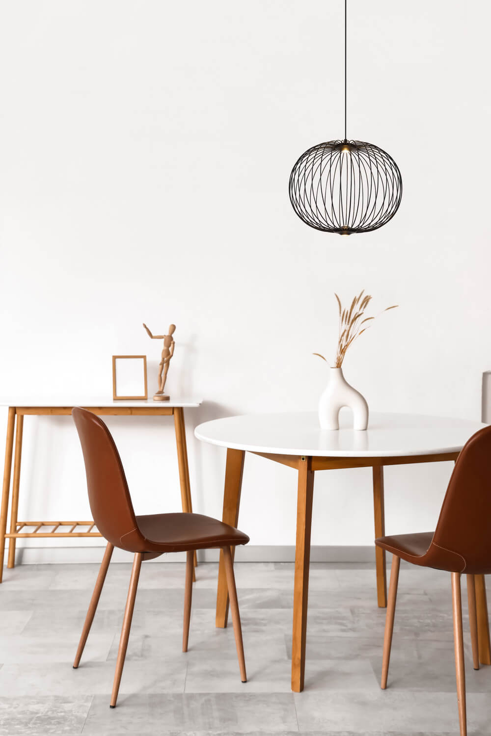 Mise en ambiance au-dessus d'une table ronde dans une salle à manger claire