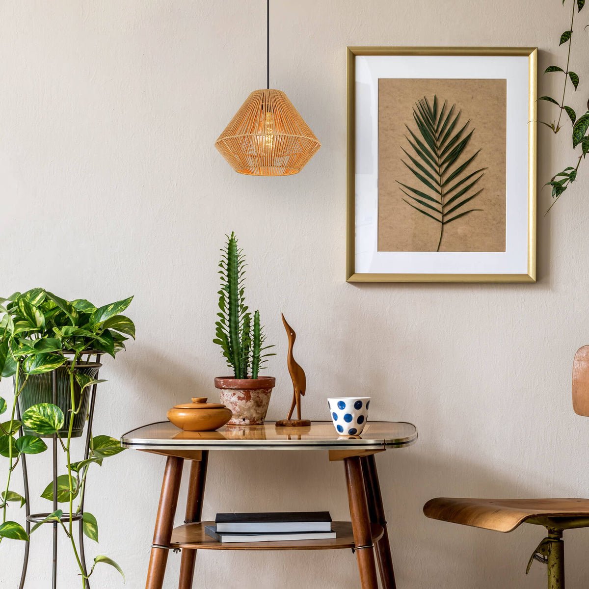 Mise en ambiance du luminaire au-dessus d'une table en bois clair
