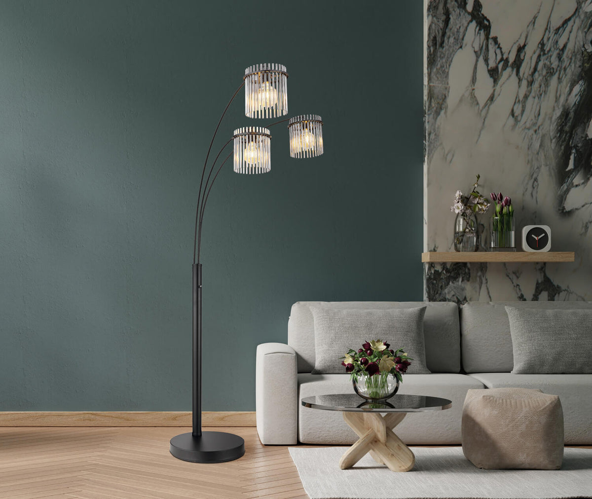 Mise en ambiance dans un salon moderne, lampadaire allumé près d'un canapé et d'une table basse.