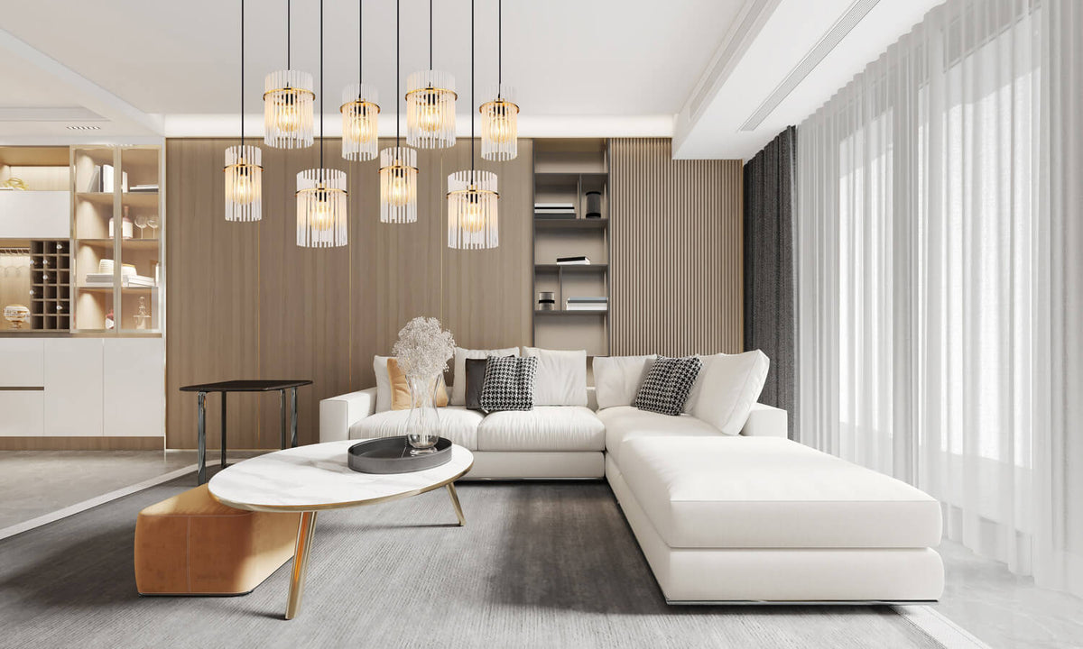 Mise en ambiance dans un salon moderne, suspension allumée au-dessus d'un canapé blanc.