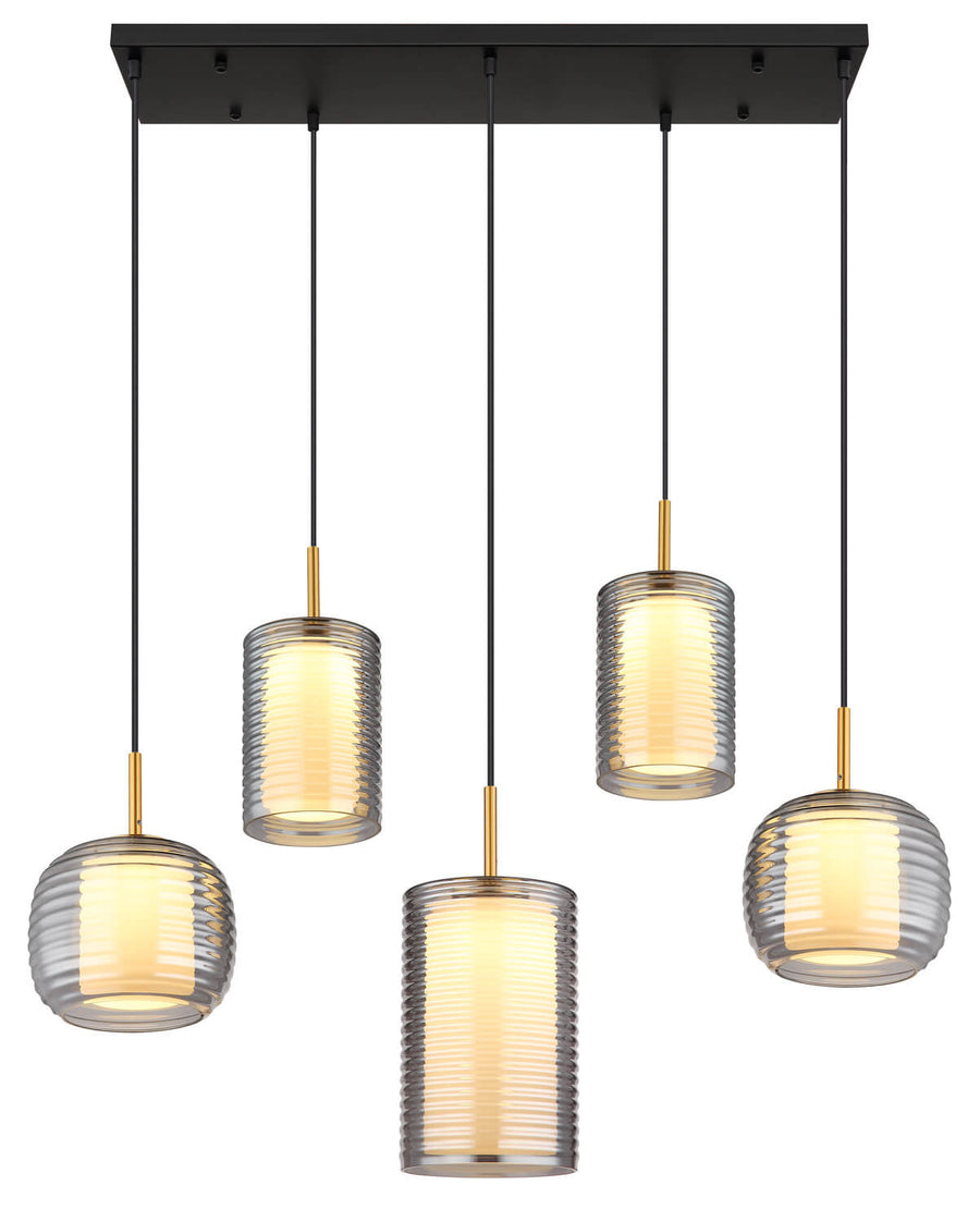 Vue frontale de la suspension, cinq diffuseurs en verre strié avec éclairage chaud allumé.