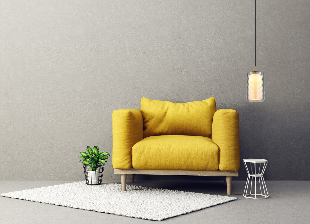 Ambiance intérieure large : petit salon gris et jaune éclairé par la suspension
