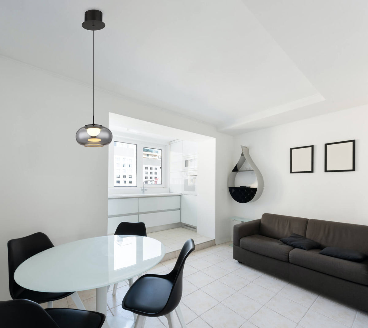 Mise en ambiance au-dessus d'une table blanche dans un séjour contemporain lumineux.
