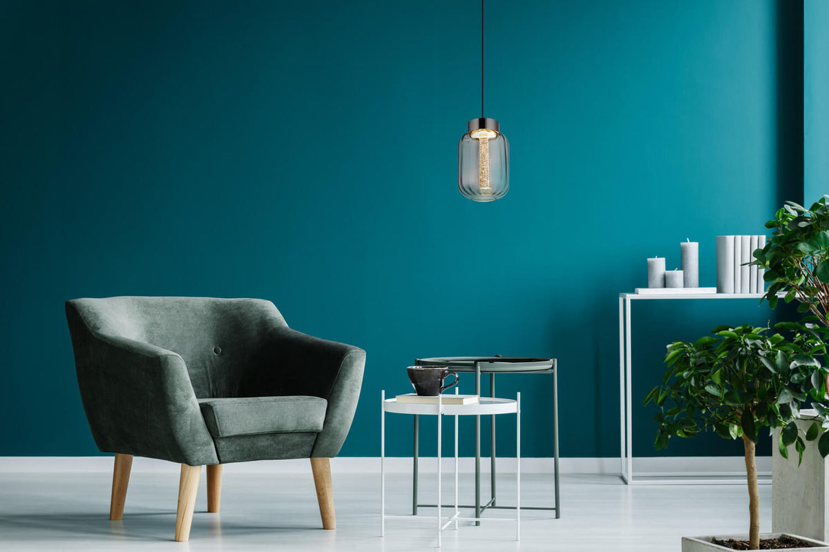 Plan large du salon montrant la suspension noire au-dessus des tables basses