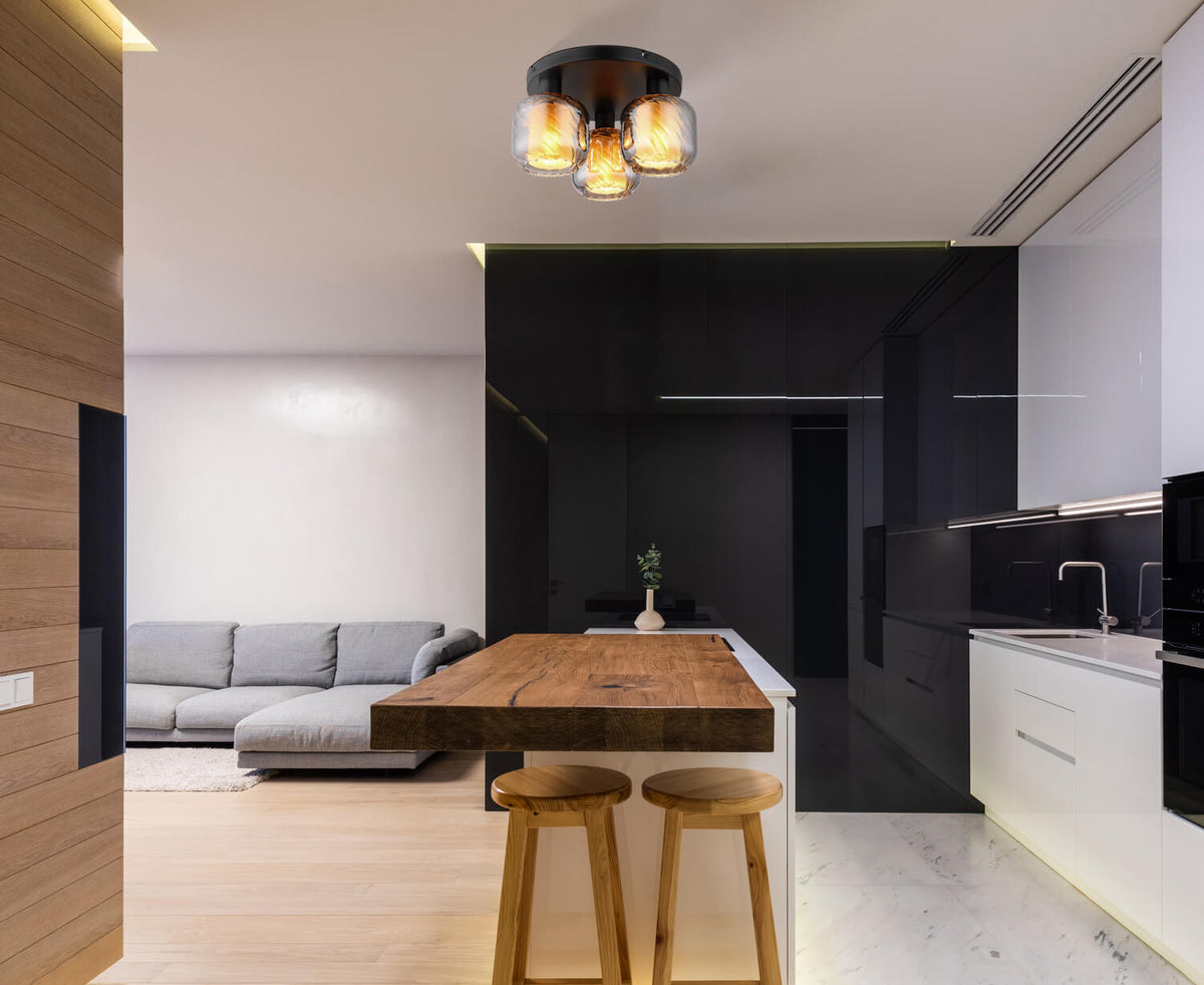 Luminaire installé au plafond d'une cuisine moderne avec îlot central en bois