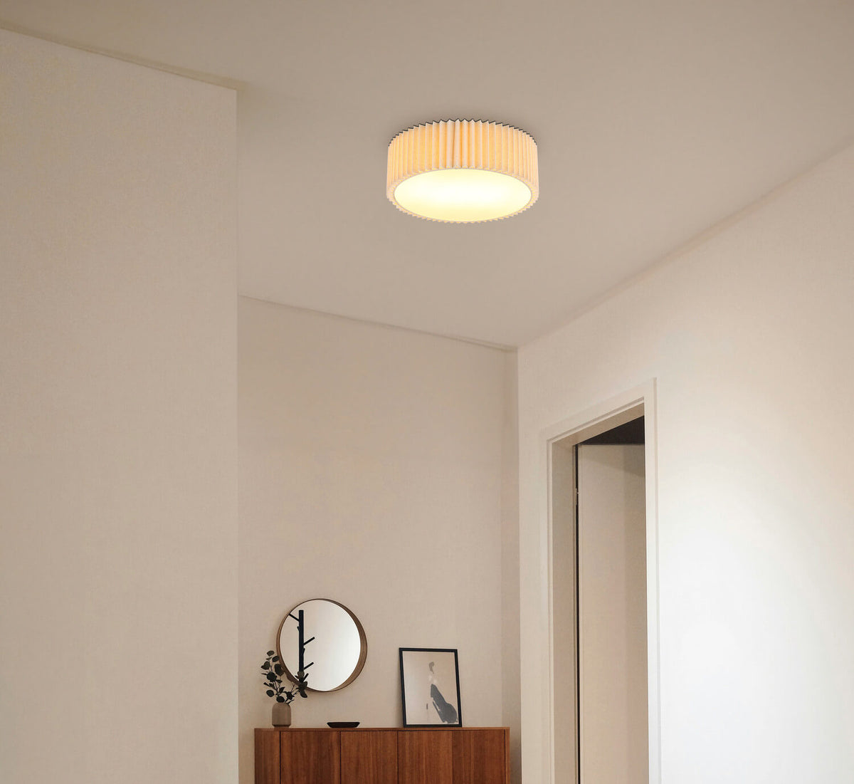 Mise en ambiance du plafonnier allumé au plafond d'un couloir blanc