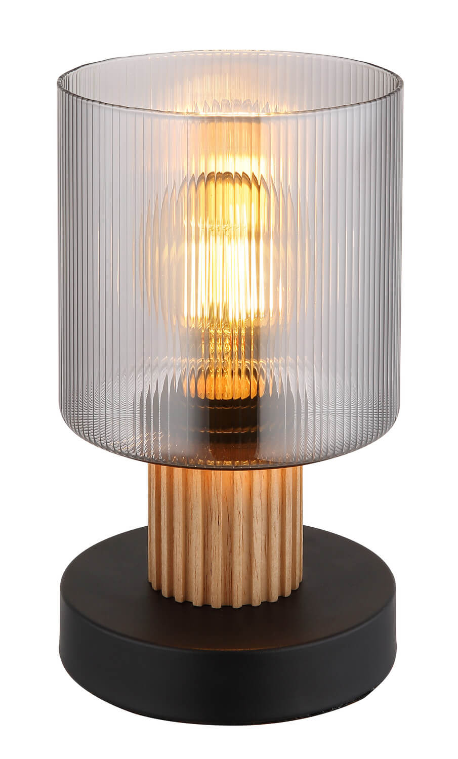 Vue rapprochée du luminaire allumé, mettant en valeur le socle en bois rainuré