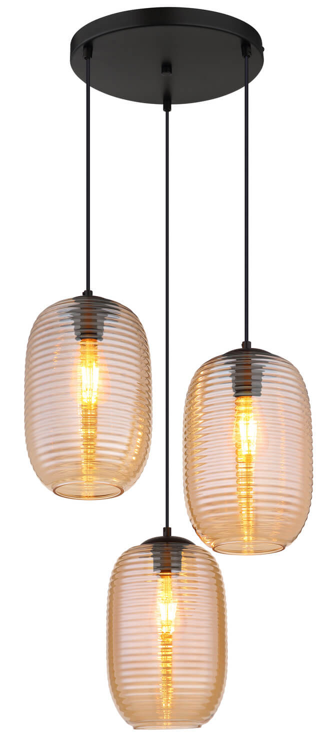 Suspension à trois lumières en verre strié ambré et finition noire mate, sur fond blanc.