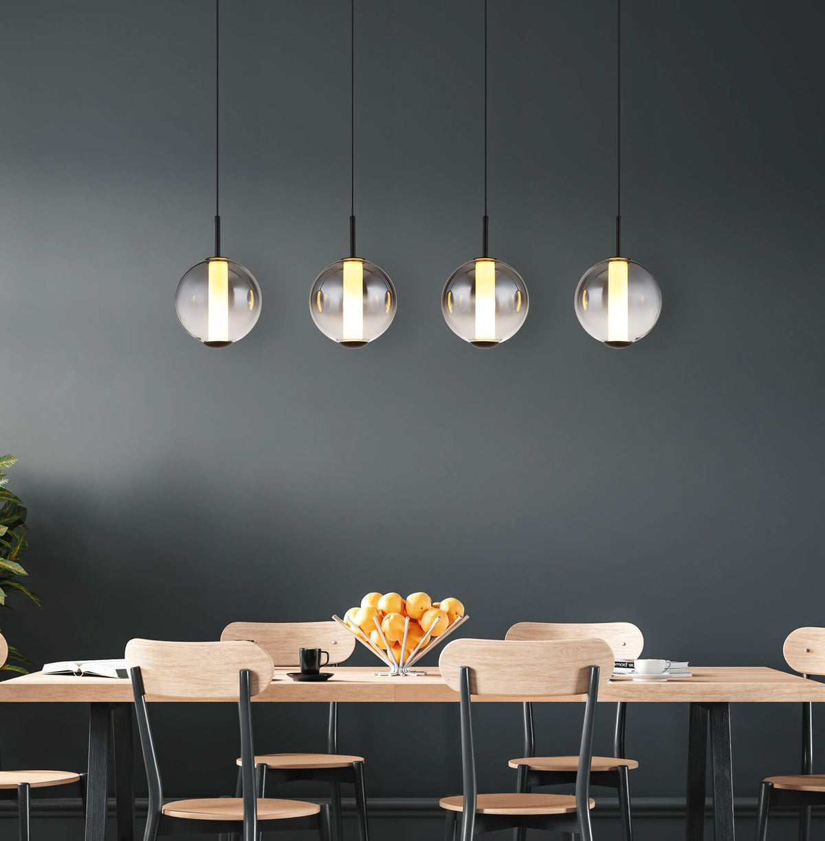 Mise en ambiance du luminaire suspendu au-dessus d'une table à manger devant un mur gris.