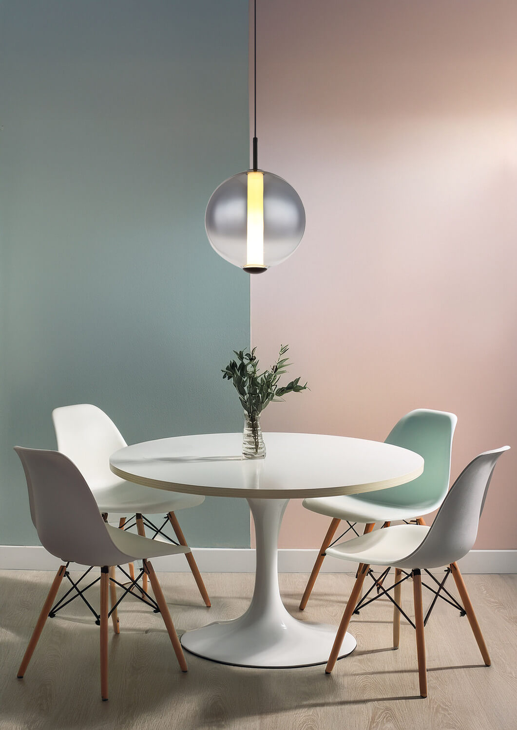 Mise en ambiance au-dessus d'une table ronde dans un intérieur contemporain.