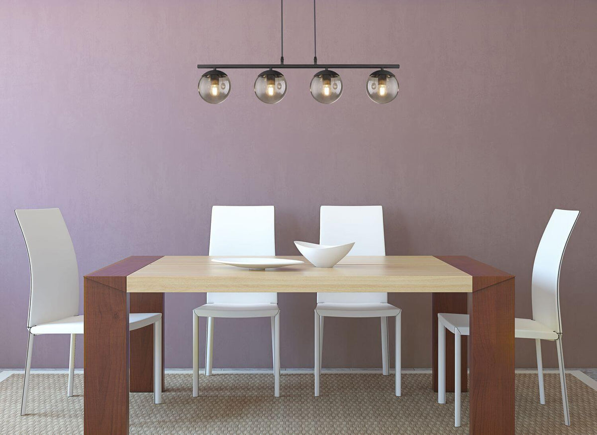Mise en ambiance au-dessus d'une table à manger, suspension allumée dans une salle à manger moderne.