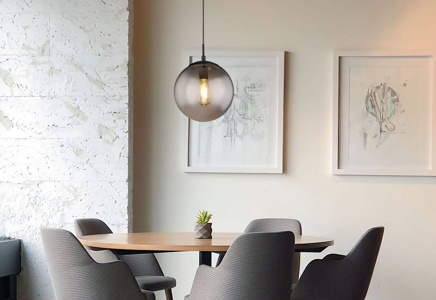 Suspension allumée au-dessus d'une table, décor mural et mur en pierre blanche.