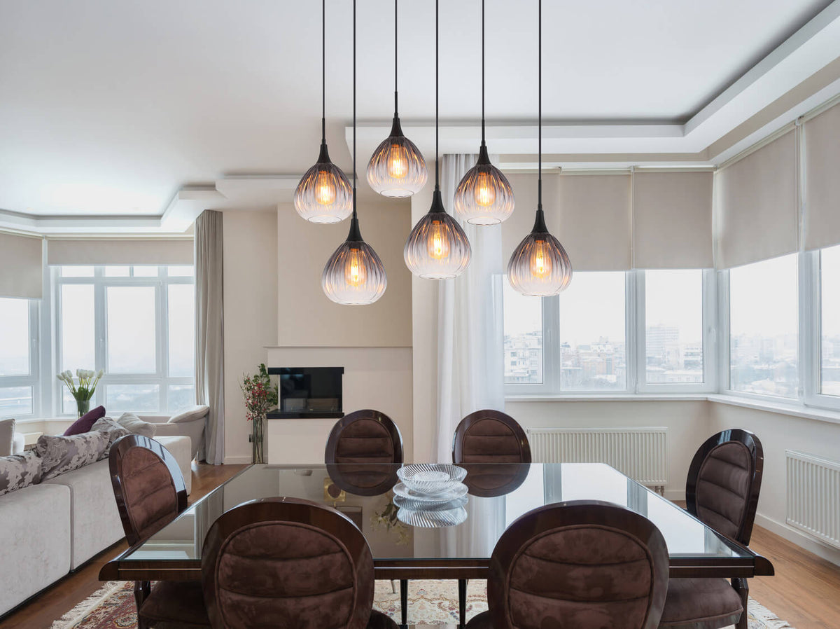 Mise en ambiance au-dessus d'une table de salle à manger dans un intérieur contemporain