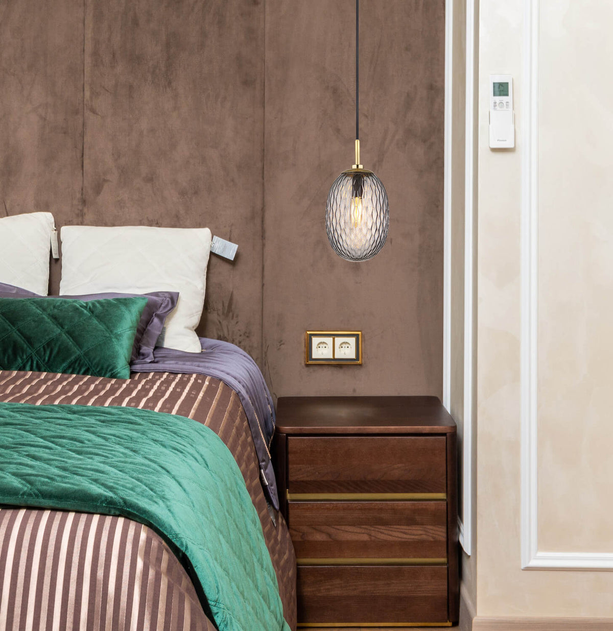 Mise en ambiance dans une chambre, suspension installée au-dessus d'une table de nuit