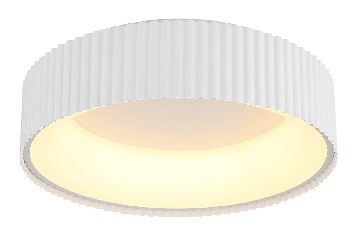 Détail du bord festonné et du diffuseur ivoire éclairé en lumière chaude.