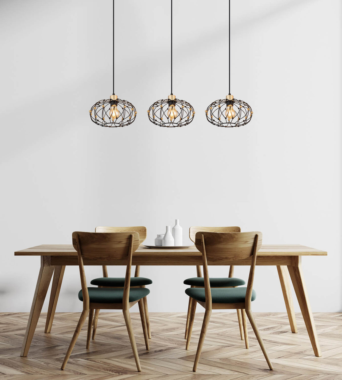 Mise en ambiance au-dessus d'une table en bois clair dans une salle à manger