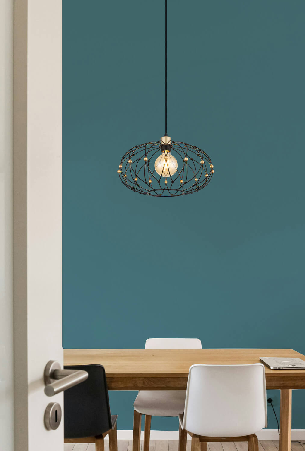 Mise en ambiance au-dessus d'une table en bois, mur bleu canard et chaises blanches