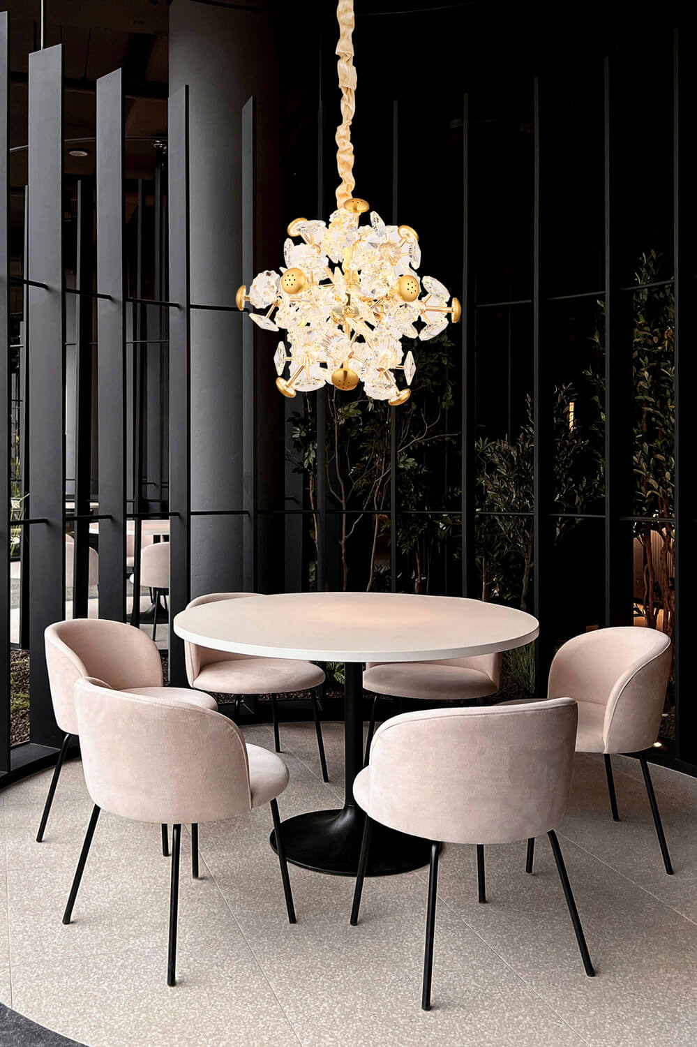 Mise en ambiance au-dessus d'une table ronde avec chaises en velours rose