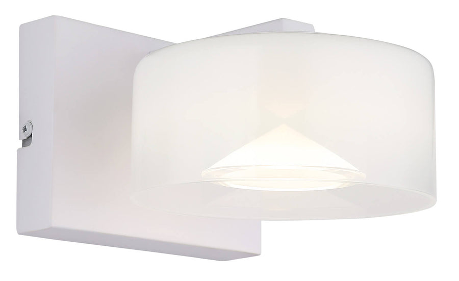 Gros plan sur l'applique murale blanche et son abat-jour translucide cylindrique.