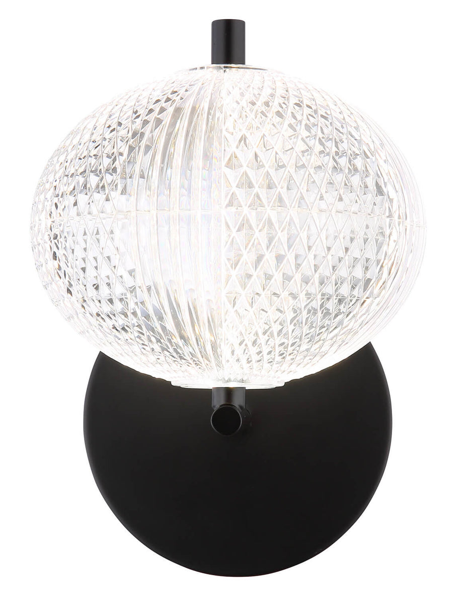 Gros plan frontal du globe allumé, mettant en valeur le motif diamant du verre.