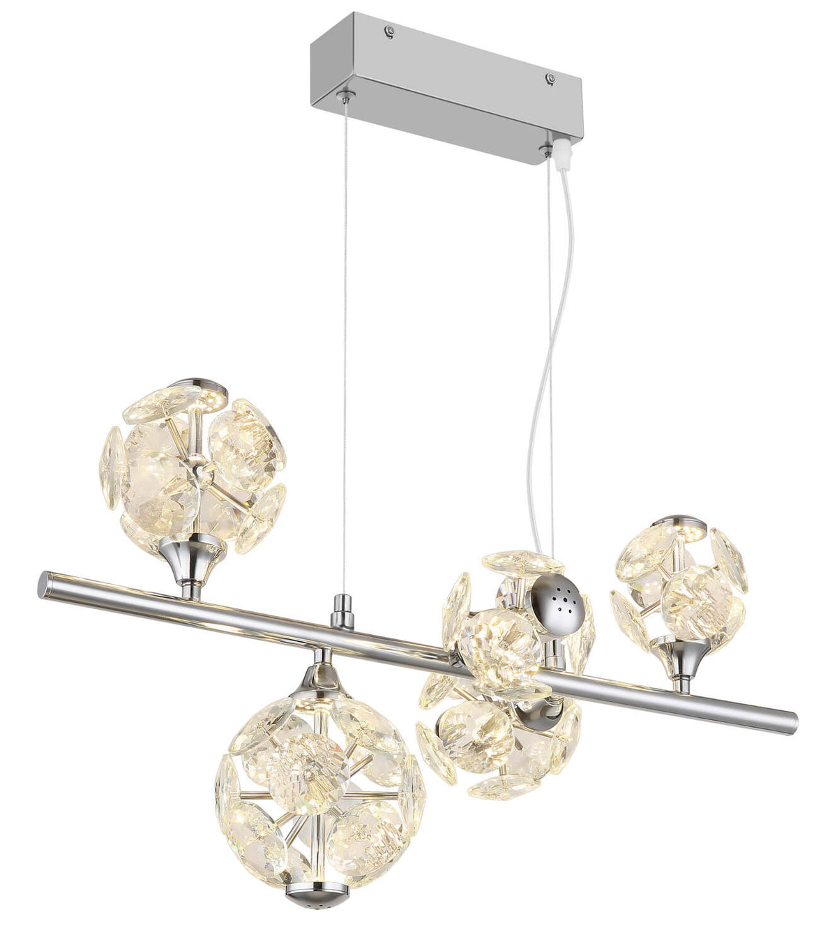 Luminaire suspendu chromé à cinq globes en cristal facetté, éclairage allumé, fond blanc.