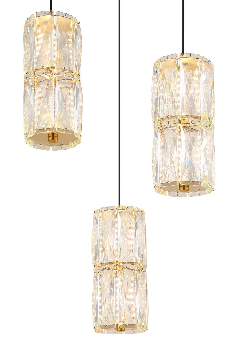 Gros plan sur un abat-jour cylindrique en verre faceté illuminé.
