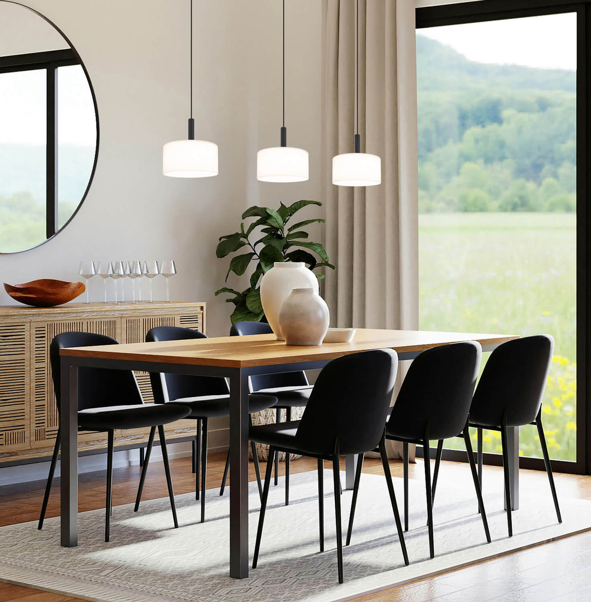 Mise en ambiance au-dessus d'une table à manger en bois, près d'une grande baie vitrée.