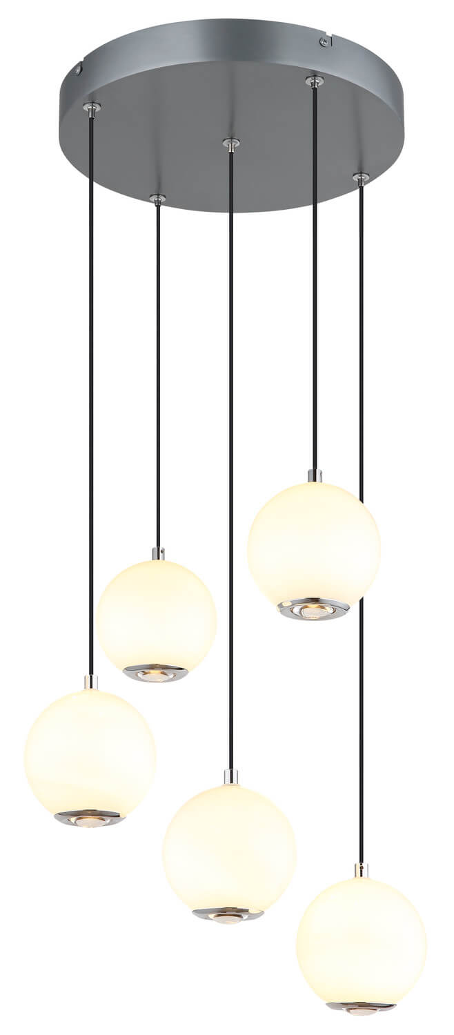 Vue rapprochée des cinq globes blancs suspendus et de leurs attaches chromées